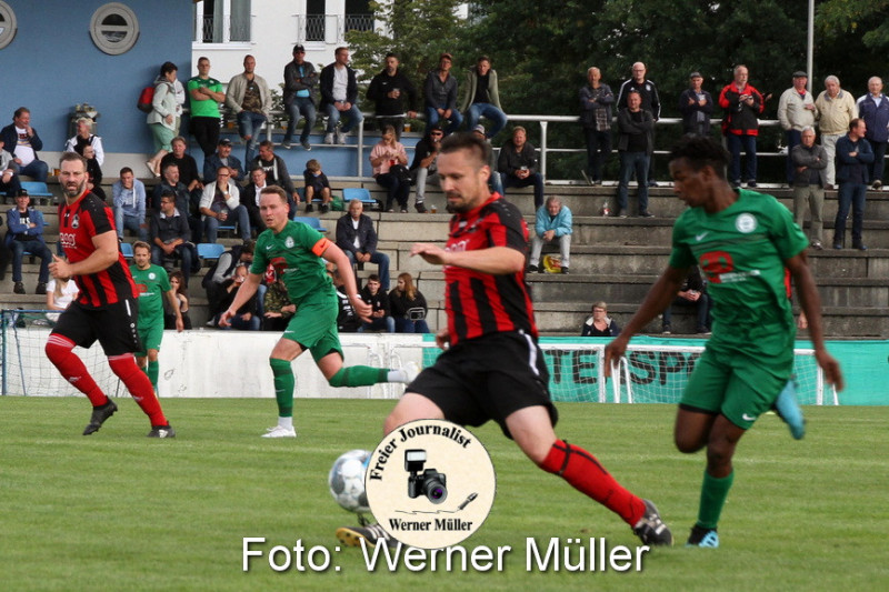 2021-08-28 Hoyerswerdaer FC I in grn - LSV Bergen in rot schwarz5:1 (3:1) Foto: Werner Mller