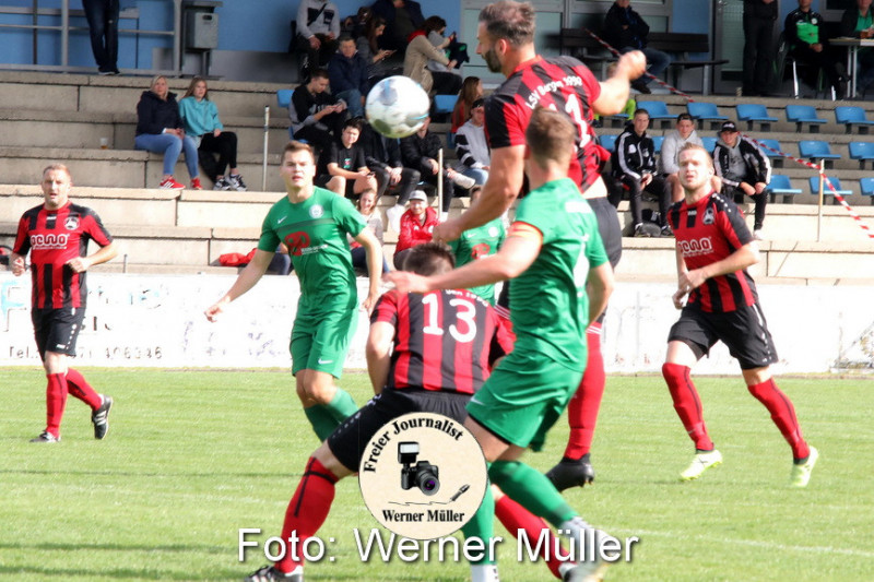 2021-08-28 Hoyerswerdaer FC I in grn - LSV Bergen in rot schwarz5:1 (3:1) Foto: Werner Mller