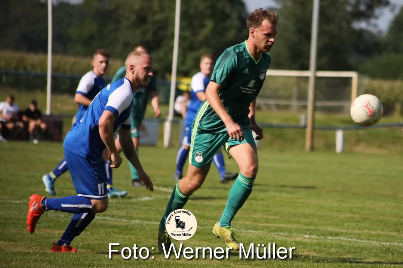 2021-09-04Pokal SV Blau-Wei Neschwitz in blau  - SpVgg LohsaWeikollm in grn 3:5Roto: Werner Mller
