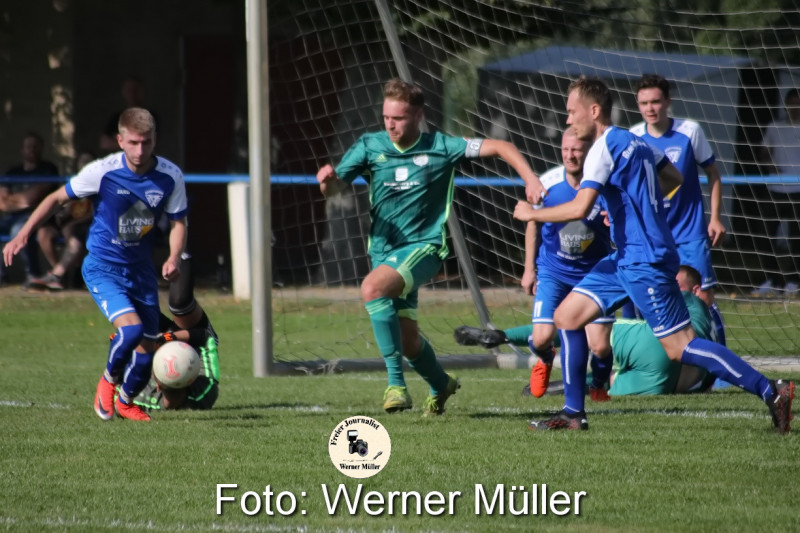 2021-09-04Pokal SV Blau-Wei Neschwitz in blau  - SpVgg LohsaWeikollm in grn 3:5Roto: Werner Mller