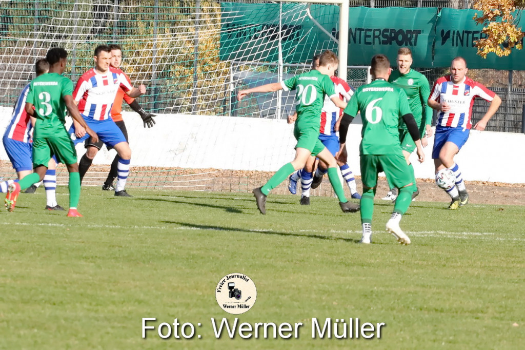 2021-10-30Hoyerswedeaer FC I in grn -DJK Sokool Ralbitz in sorbischen Nationalfarben  3:2Foto: Werne