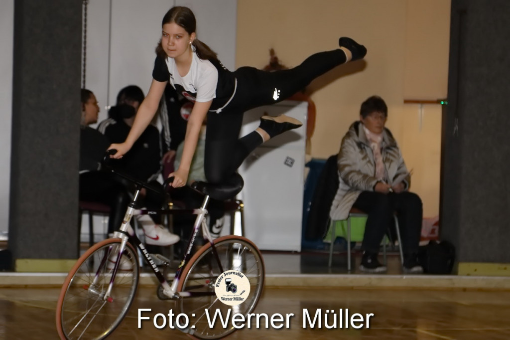 2022-02-05 Kunstradfahren in Wiednitz Sporthalle   Laura Kade RfV 1900 WiednitzFoto: Werner Mller