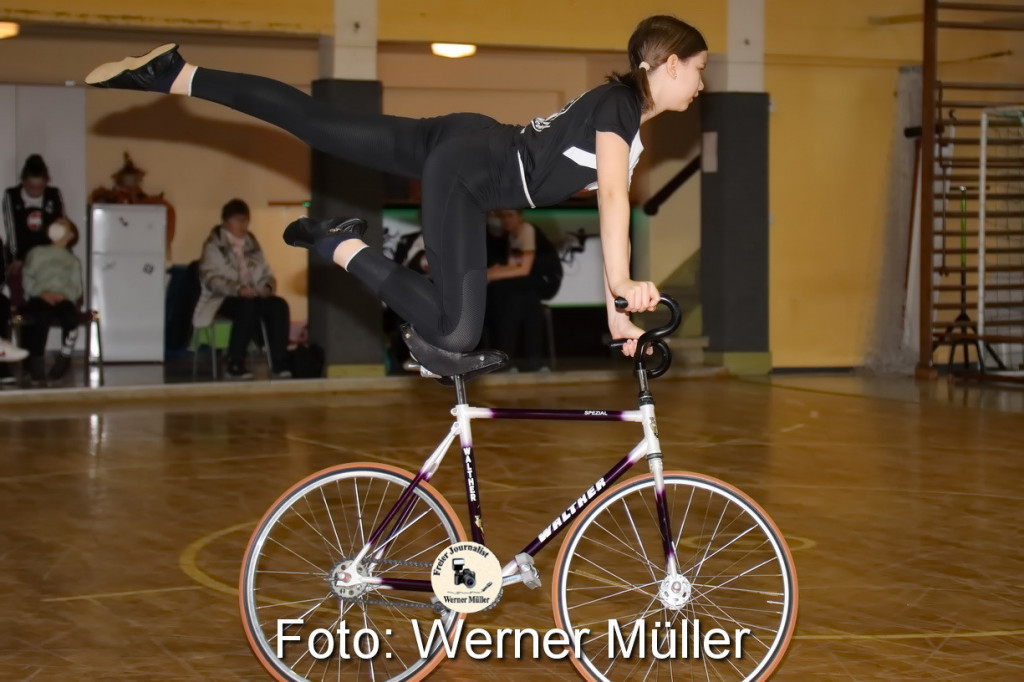 2022-02-05 Kunstradfahren in Wiednitz Sporthalle   Laura Kade RfV 1900 WiednitzFoto: Werner Mller