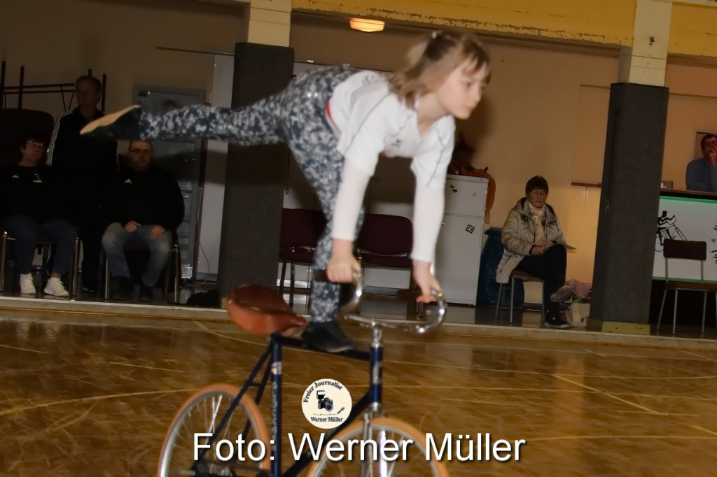 2022-02-05 Kunstradfahren in Wiednitz Sporthalle  Lucie Pohling RfV 1900 WiednitzFoto: Werner Mller