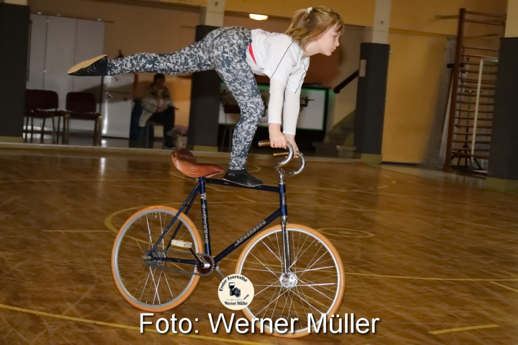 2022-02-05 Kunstradfahren in Wiednitz Sporthalle  Lucie Pohling RfV 1900 WiednitzFoto: Werner Mller