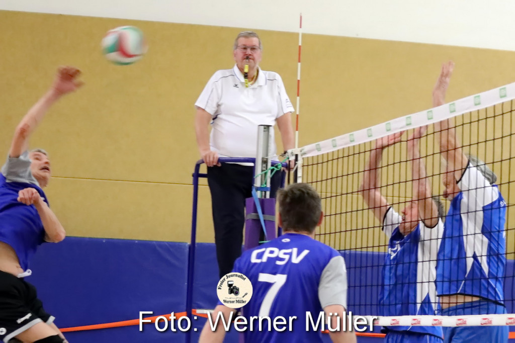 2022-04-03 Volleyball Oldies VFBW Hoerswerda -Chemnitzer PSV2:1 (13,-22,10)Foto: Werner Mller
