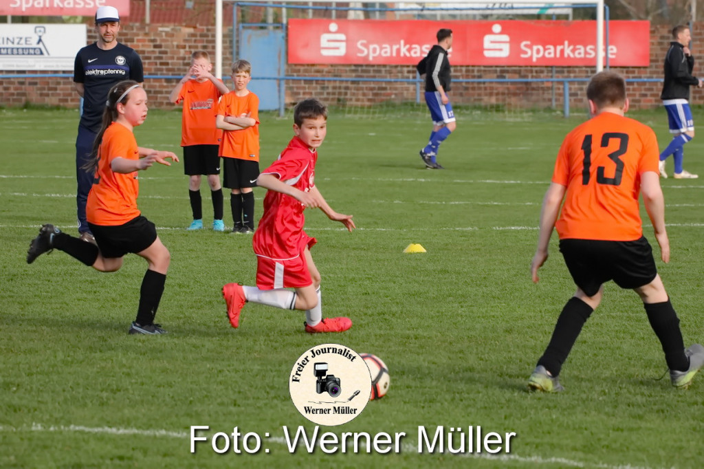 2022-04-29 E- JuniorenDJK Blau Wei Wittichenau  in orange - DJK Sokol Ralbitz in rot 4:0 Torschtzen: