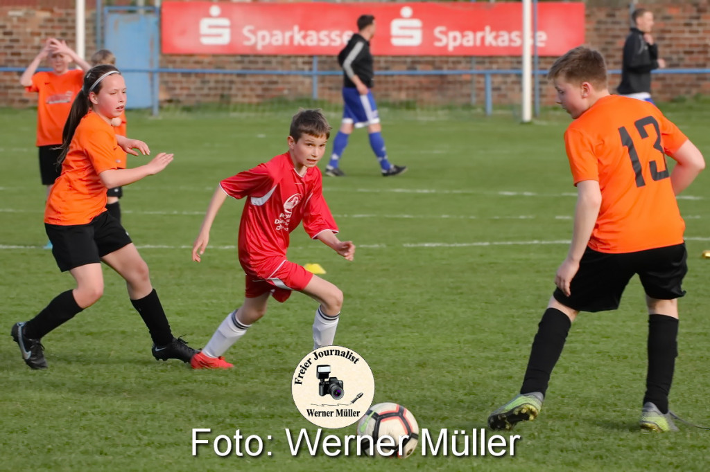 2022-04-29 E- JuniorenDJK Blau Wei Wittichenau  in orange - DJK Sokol Ralbitz in rot 4:0 Torschtzen:
