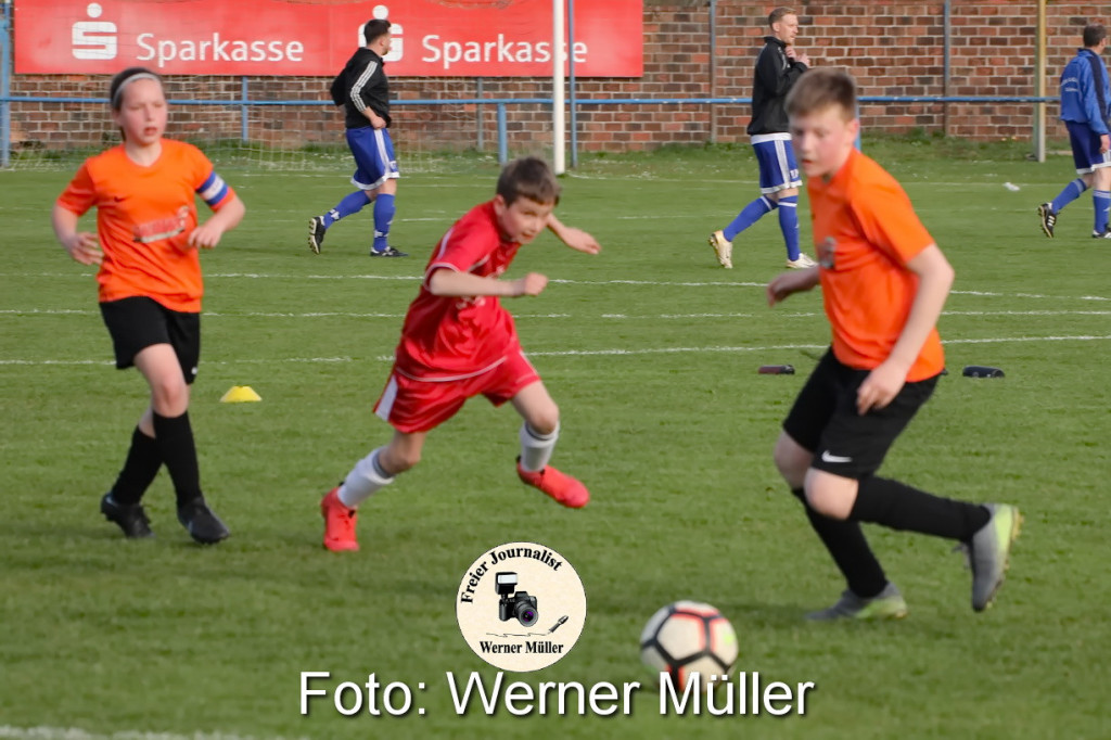 2022-04-29 E- JuniorenDJK Blau Wei Wittichenau  in orange - DJK Sokol Ralbitz in rot 4:0 Torschtzen: