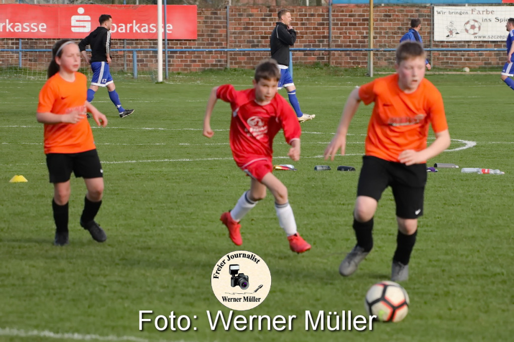 2022-04-29 E- JuniorenDJK Blau Wei Wittichenau  in orange - DJK Sokol Ralbitz in rot 4:0 Torschtzen: