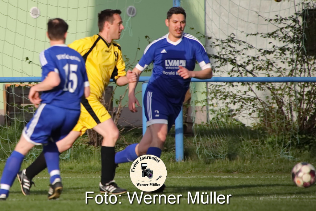 2022-04-29 Altliga DJK Blau Wei Wittichenau  in blau - SV Hermsdorf in gelb 4:2 Foto: Werner Mller