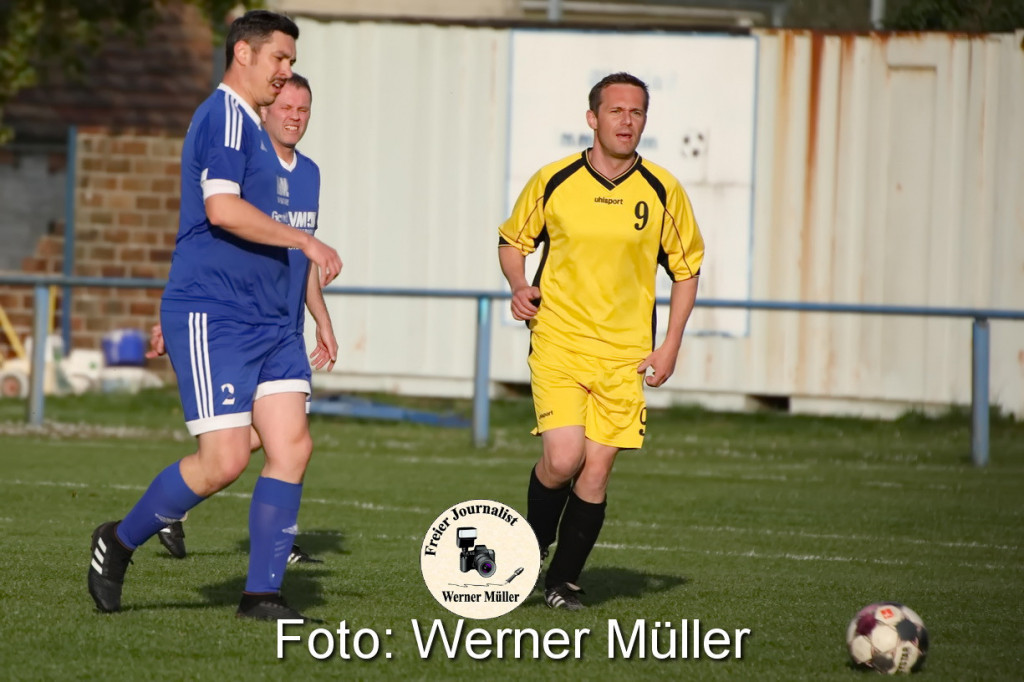 2022-04-29 Altliga DJK Blau Wei Wittichenau  in blau - SV Hermsdorf in gelb 4:2 Foto: Werner Mller