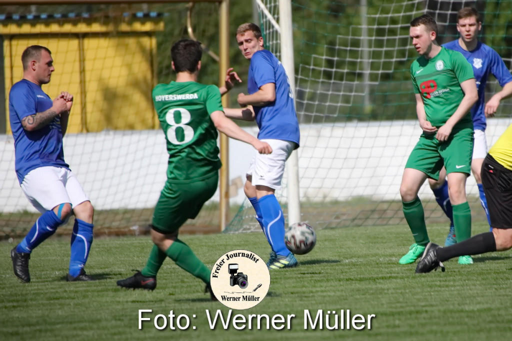 2022-05-07Hoyerswerdaer FC I in grn  - SV Knigsbrck Launitz in blau 2:0 (1:0) Foto: Werner Mller
