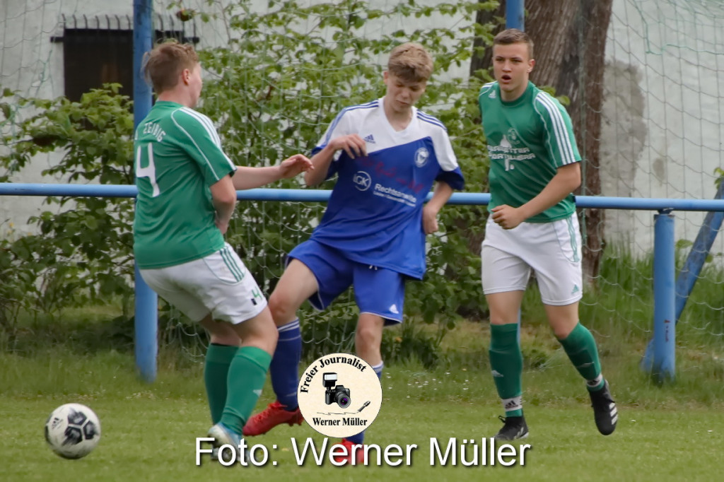 2022-05-07 B- JuniorenDJK Blau Wei Wittichenau in blau  - SV Zeiig in grn 2:0 (1:1) Foto: Werner Mll