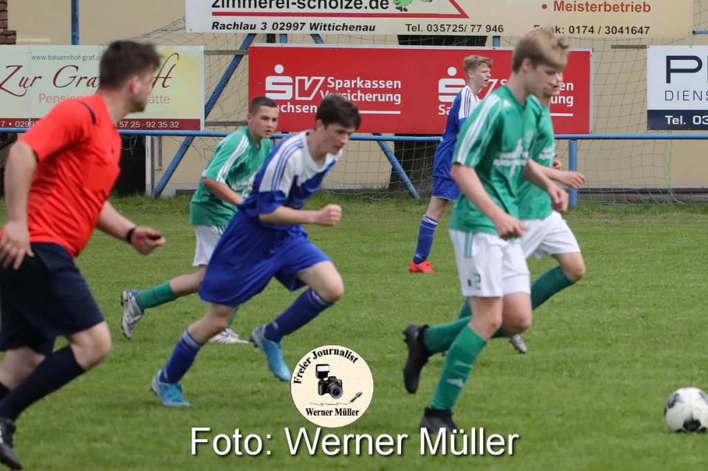 2022-05-07 B- JuniorenDJK Blau Wei Wittichenau in blau  - SV Zeiig in grn 2:0 (1:1) Foto: Werner Mll