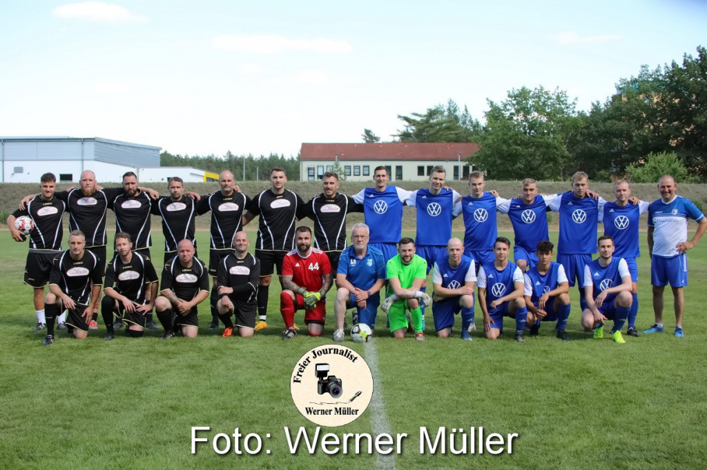 2022-07-02 Lutz Schmuck AbschiedAbschiedsspiel Lutz SchmuckFSV Lauta in blau vs. Schnuckis Team in s