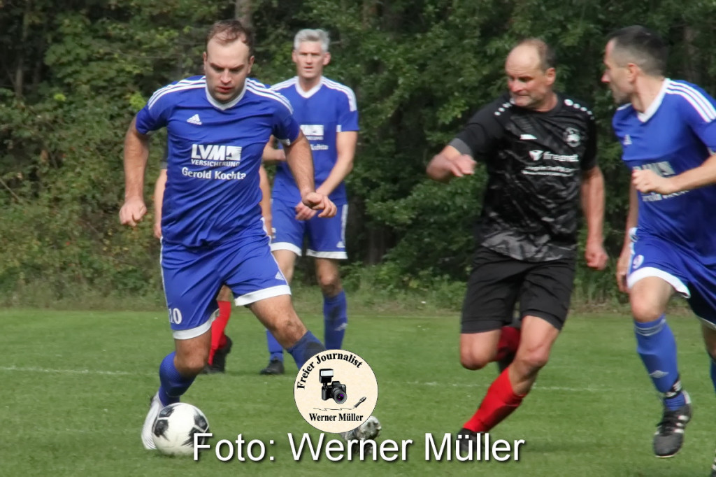 2022-09-25 Altliga  Meisterfinale LSV Bergen in schwarz - DJK Wittichenau in blau 2:2 Foto: Werner M