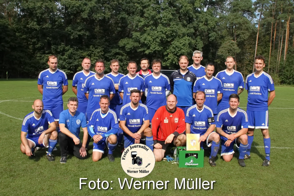 2022-09-25 Altliga  Meisterfinale LSV Bergen in schwarz - DJK Wittichenau in blau 2:2 Foto: Werner M