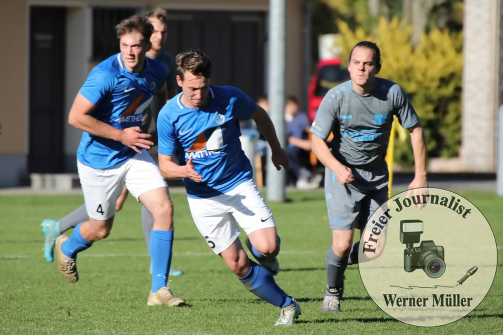 2022-10-09 FSV Blau Wei Milkel in blau Weri - SpG Oling/Skaska/ DJK Wittichenau II in grau 2:2 (0:0)