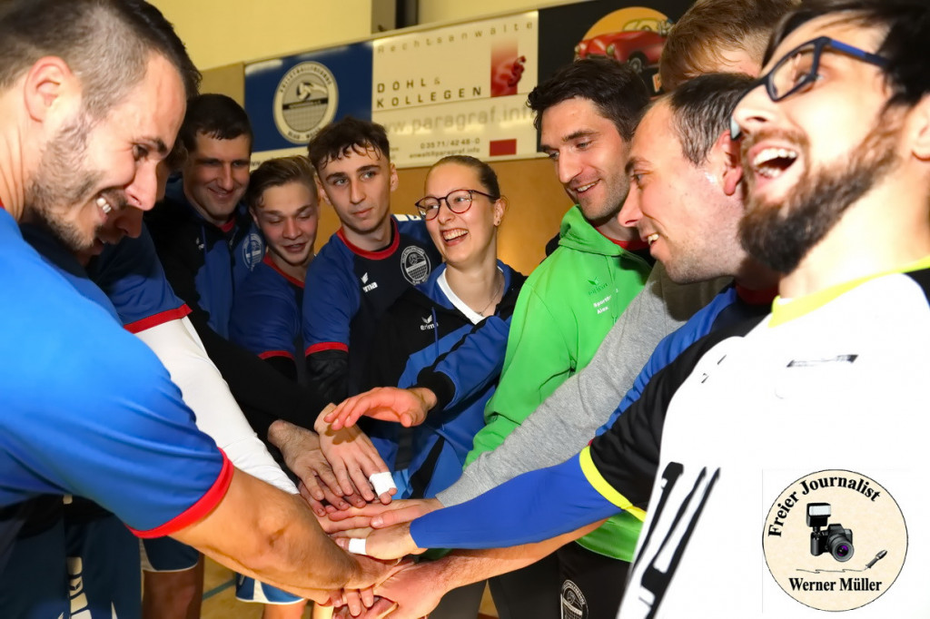 2022-11-05 Volleyballfreunde Blau Wei Hoyerswerda in dunkelblau - Vollery Coblenz in blau3:0 Foto: W
