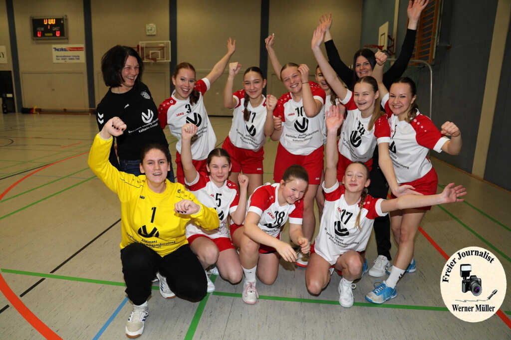 2024-01-20Handball Ostsacvhsenliga B- Mdchen Knigswarthaer SV in wei-rot  Foto: Werner Mller