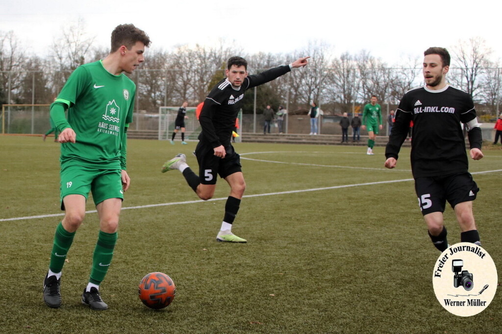 2024-02-17 Hoyerswerdaer FC in grn - FSV 1990 Neusalza-Spremberg in schwarz 0:2 (0:1)Foto: Werner Mller