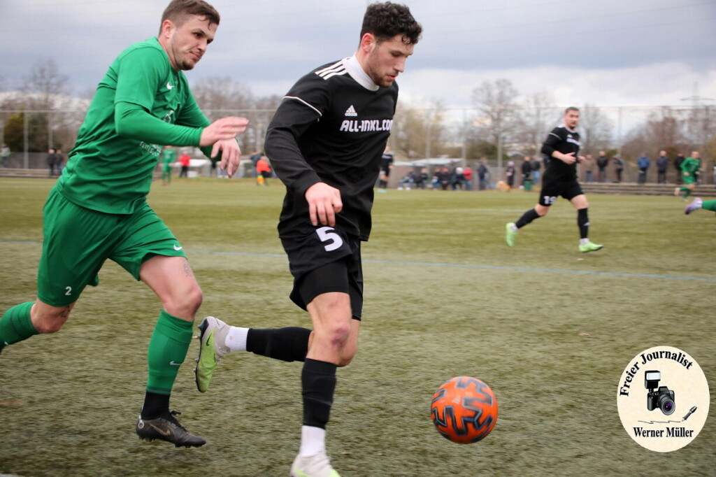 2024-02-17 Hoyerswerdaer FC in grn - FSV 1990 Neusalza-Spremberg in schwarz 0:2 (0:1)Foto: Werner Mller