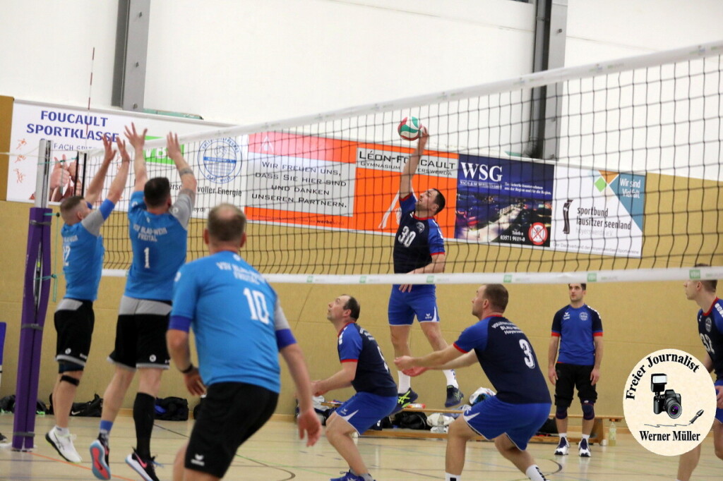 2024-03-09 Volleyball VF Blau Wei Hoyerswerda in blau- Freital kin hellblau Foto: Werner M+ller