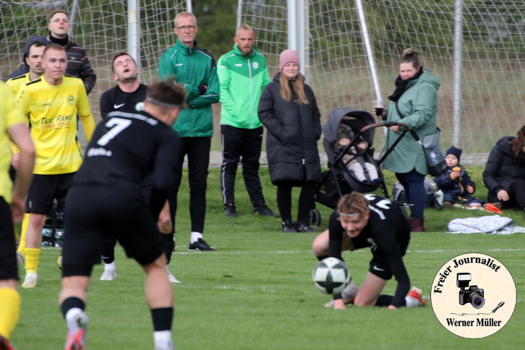 2024-04-20SV Post Germania Bautzen in gelb -Hoyerswerdawer FC in schwarz3:2 (3:1)Foto: Werner Mller