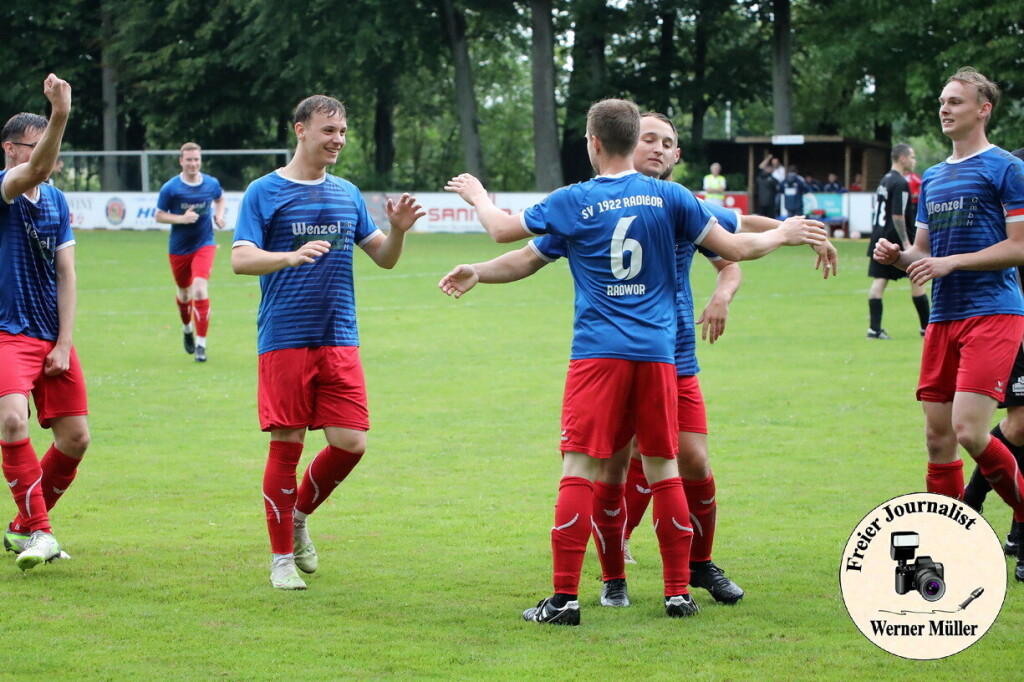 2024-06-01 Mit einem 5:0 Sieg verabschiedet sich der SV Radibor aus der Kreisoberliga  SV 1922 Radibor in blau:SV Zeiig 1993 in schwarz 5:0 (2:0)Foto: Werner Mller