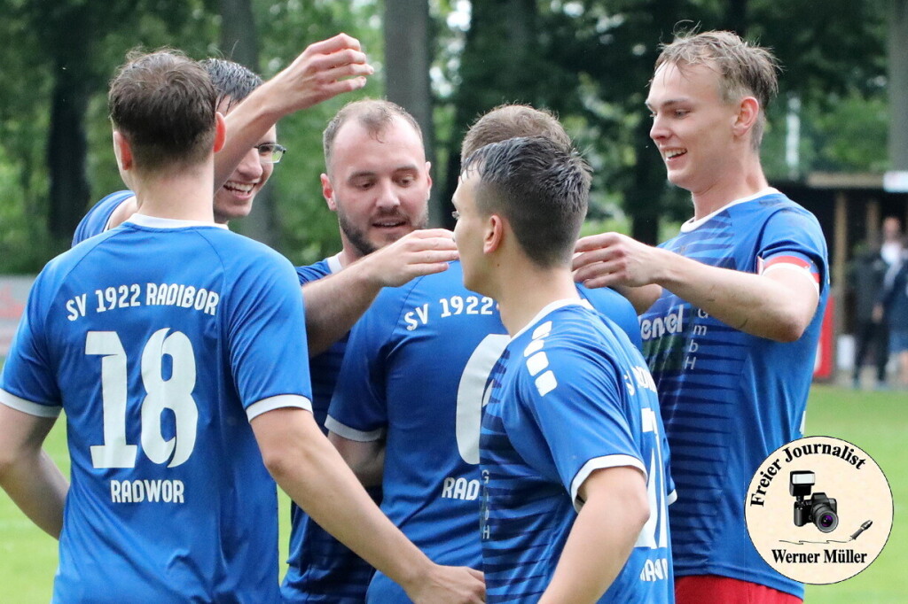 2024-06-01 Mit einem 5:0 Sieg verabschiedet sich der SV Radibor aus der Kreisoberliga  SV 1922 Radibor in blau:SV Zeiig 1993 in schwarz 5:0 (2:0)Foto: Werner Mller