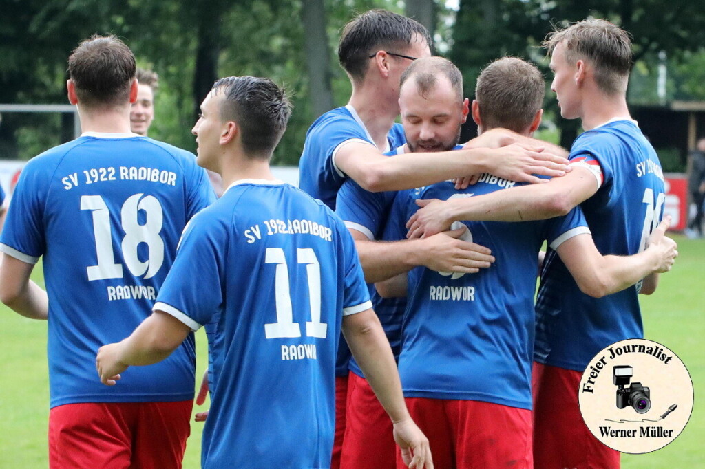 2024-06-01 Mit einem 5:0 Sieg verabschiedet sich der SV Radibor aus der Kreisoberliga  SV 1922 Radibor in blau:SV Zeiig 1993 in schwarz 5:0 (2:0)Foto: Werner Mller