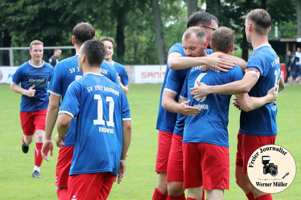 2024-06-01 Mit einem 5:0 Sieg verabschiedet sich der SV Radibor aus der Kreisoberliga  SV 1922 Radibor in blau:SV Zeiig 1993 in schwarz 5:0 (2:0)Foto: Werner Mller