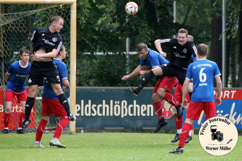 2024-06-01 Mit einem 5:0 Sieg verabschiedet sich der SV Radibor aus der Kreisoberliga  SV 1922 Radibor in blau:SV Zeiig 1993 in schwarz 5:0 (2:0)Foto: Werner Mller