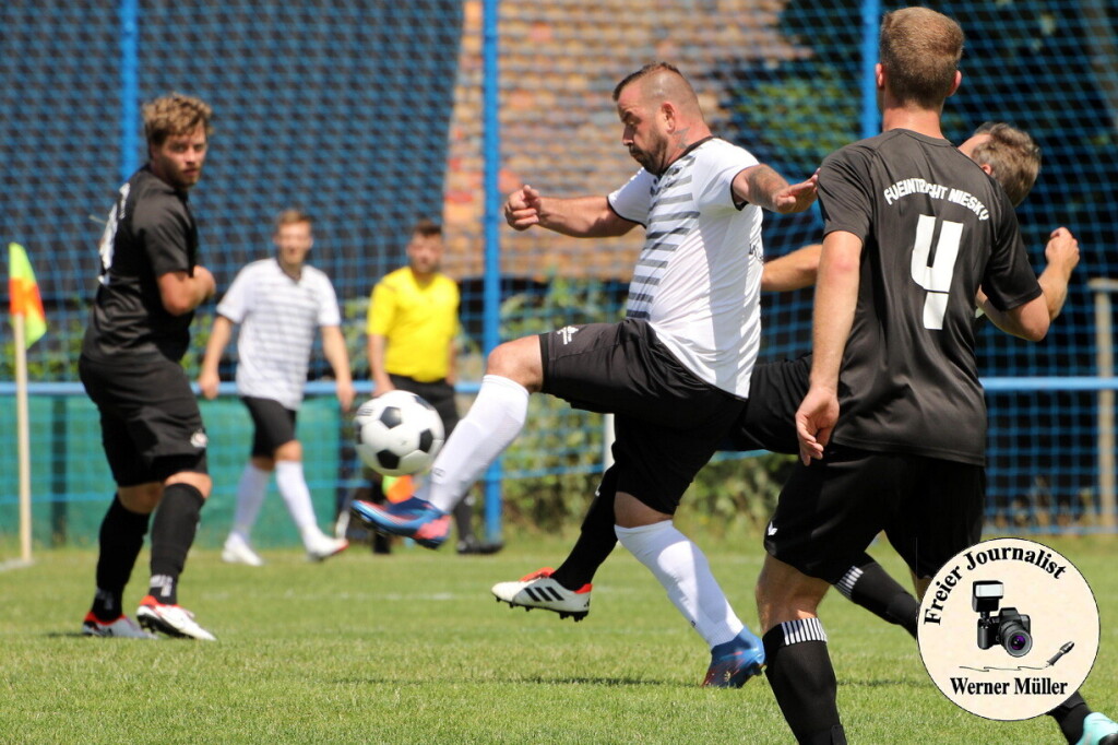 2024-07-13 DJK Wittichenau in weii-FV Eintracht Niesky II in schwarz 5:1 (2:1) vFoto: Werner Mller