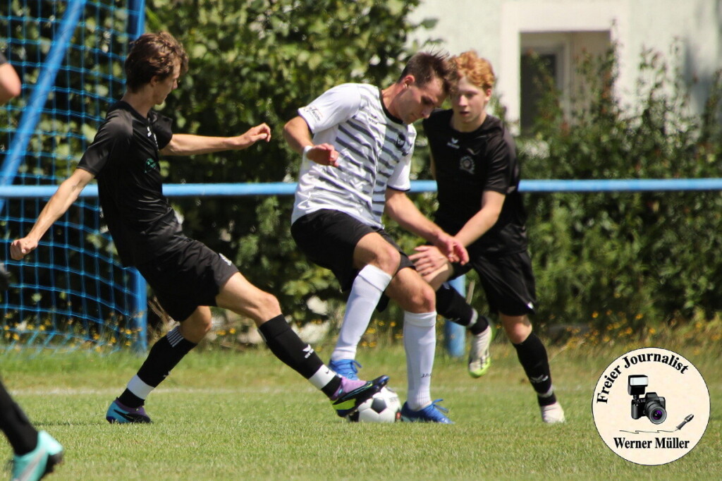 2024-07-13 DJK Wittichenau in weii-FV Eintracht Niesky II in schwarz 5:1 (2:1) vFoto: Werner Mller