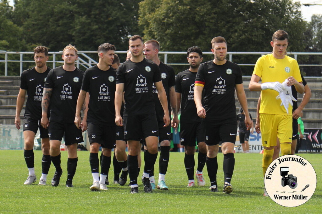 2024-08-10 Hoyerswerdaer FC in schwarz- FSV 1990 Neusalza-Spremberg in rot 0:3 (0:1)Foto: Werner Mller