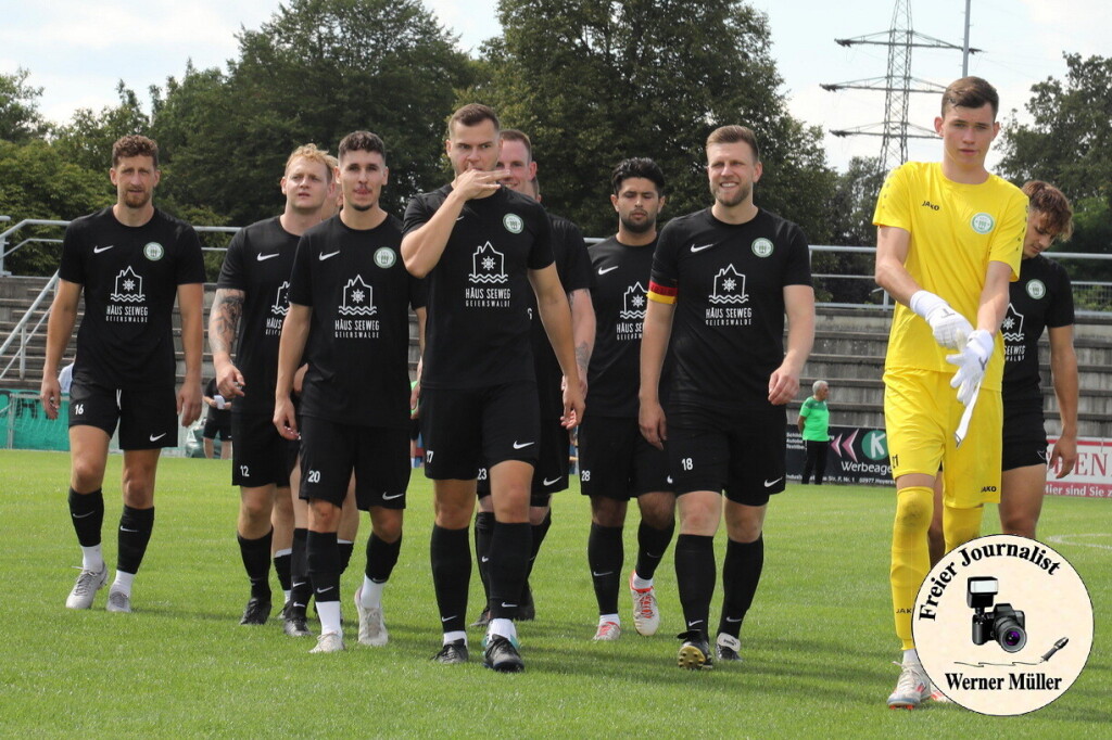 2024-08-10 Hoyerswerdaer FC in schwarz- FSV 1990 Neusalza-Spremberg in rot 0:3 (0:1)Foto: Werner Mller