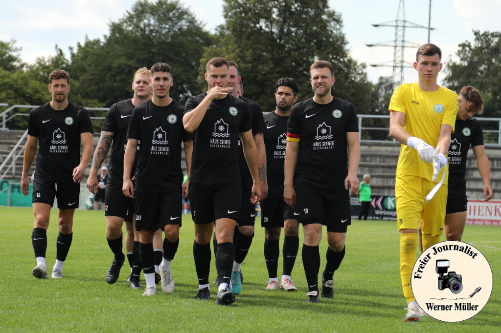 2024-08-10 Hoyerswerdaer FC in schwarz- FSV 1990 Neusalza-Spremberg in rot 0:3 (0:1)Foto: Werner Mller