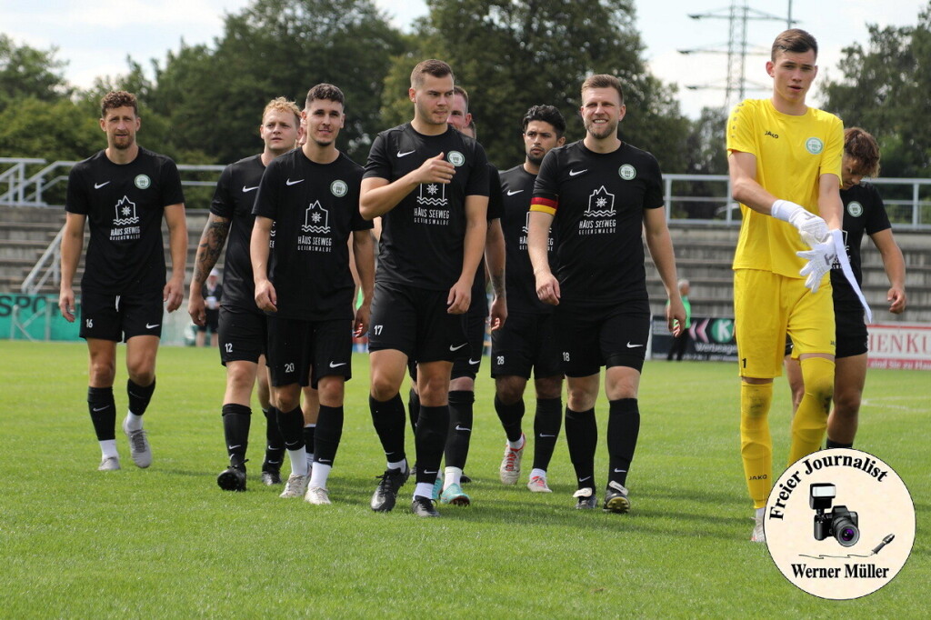 2024-08-10 Hoyerswerdaer FC in schwarz- FSV 1990 Neusalza-Spremberg in rot 0:3 (0:1)Foto: Werner Mller