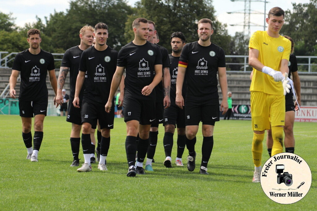 2024-08-10 Hoyerswerdaer FC in schwarz- FSV 1990 Neusalza-Spremberg in rot 0:3 (0:1)Foto: Werner Mller