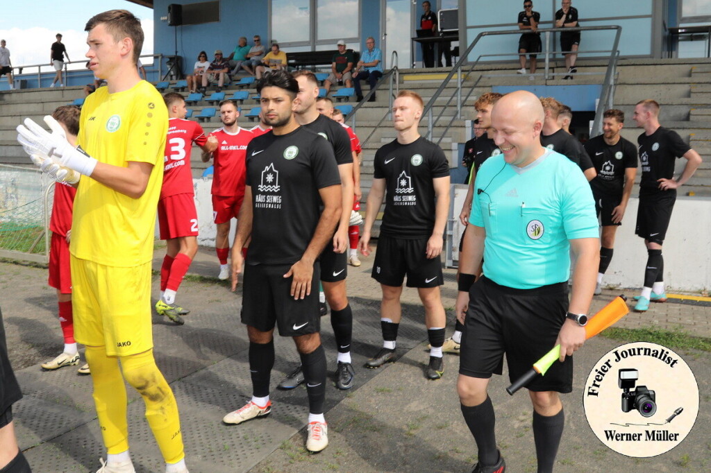 2024-08-10 Hoyerswerdaer FC in schwarz- FSV 1990 Neusalza-Spremberg in rot 0:3 (0:1)Foto: Werner Mller