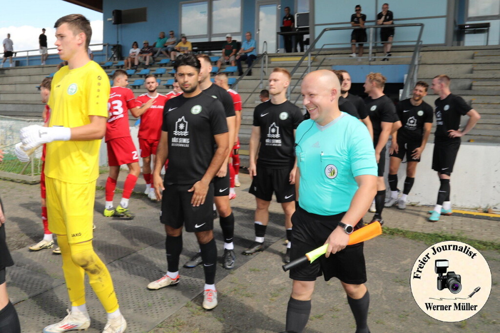 2024-08-10 Hoyerswerdaer FC in schwarz- FSV 1990 Neusalza-Spremberg in rot 0:3 (0:1)Foto: Werner Mller