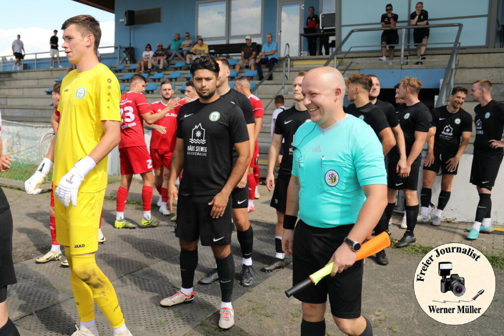 2024-08-10 Hoyerswerdaer FC in schwarz- FSV 1990 Neusalza-Spremberg in rot 0:3 (0:1)Foto: Werner Mller