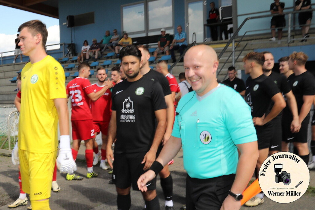 2024-08-10 Hoyerswerdaer FC in schwarz- FSV 1990 Neusalza-Spremberg in rot 0:3 (0:1)Foto: Werner Mller