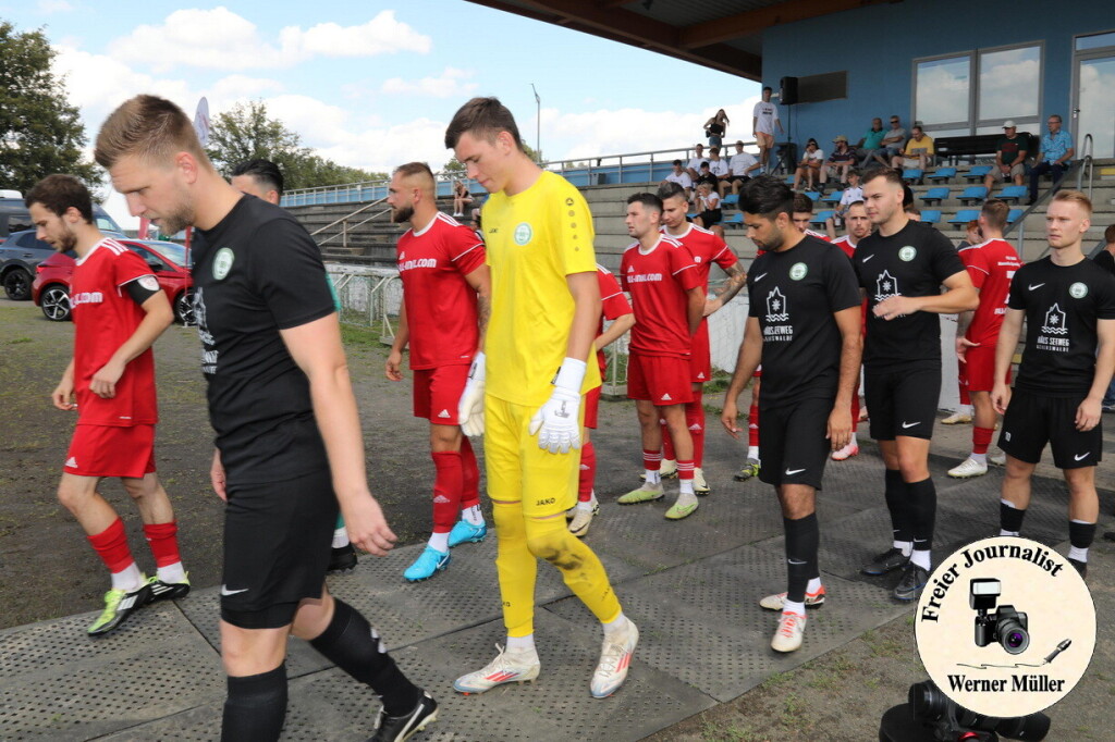 2024-08-10 Hoyerswerdaer FC in schwarz- FSV 1990 Neusalza-Spremberg in rot 0:3 (0:1)Foto: Werner Mller