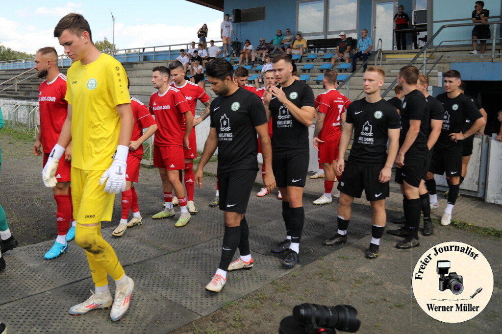 2024-08-10 Hoyerswerdaer FC in schwarz- FSV 1990 Neusalza-Spremberg in rot 0:3 (0:1)Foto: Werner Mller