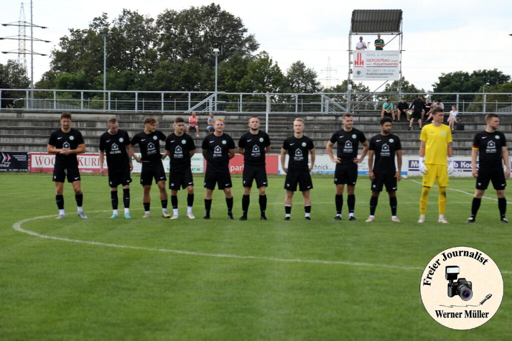 2024-08-10 Hoyerswerdaer FC in schwarz- FSV 1990 Neusalza-Spremberg in rot 0:3 (0:1)Foto: Werner Mller