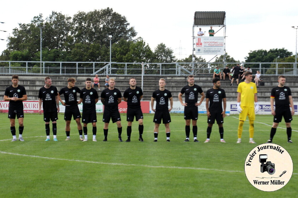 2024-08-10 Hoyerswerdaer FC in schwarz- FSV 1990 Neusalza-Spremberg in rot 0:3 (0:1)Foto: Werner Mller