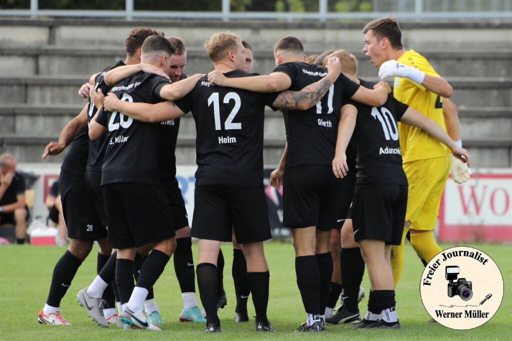 2024-08-10 Hoyerswerdaer FC in schwarz- FSV 1990 Neusalza-Spremberg in rot 0:3 (0:1)Foto: Werner Mller